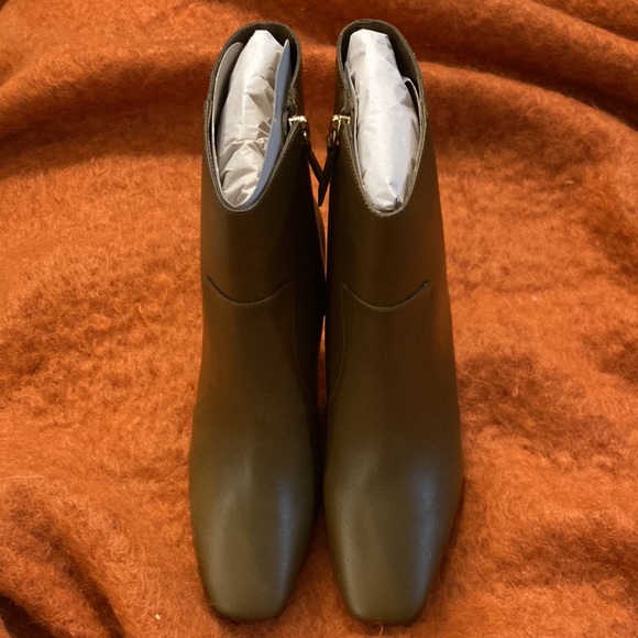 J Crew Brand New Almond-toe ankle boots in leather - Picture 8 of 14